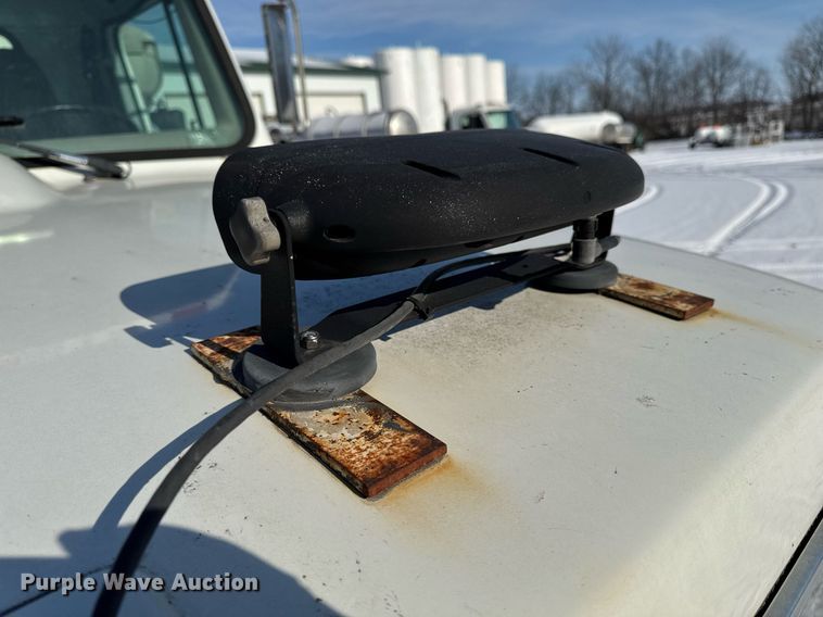 image for item DW2477 2001 International 2554 applicator truck