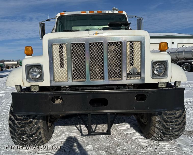 image for item DW2477 2001 International 2554 applicator truck