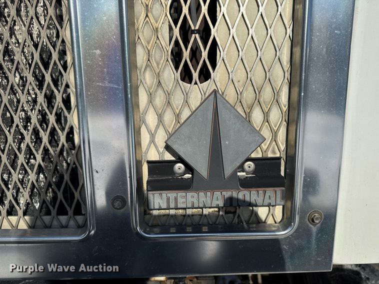 image for item DW2477 2001 International 2554 applicator truck