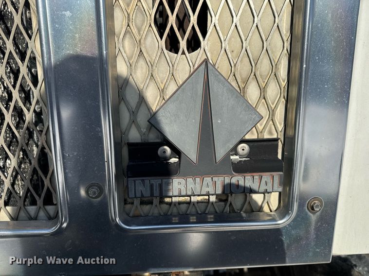 image for item DW2477 2001 International 2554 applicator truck