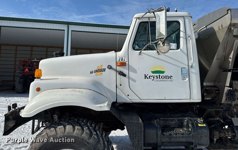 image for item DW2477 2001 International 2554 applicator truck