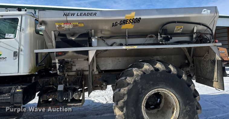 image for item DW2477 2001 International 2554 applicator truck