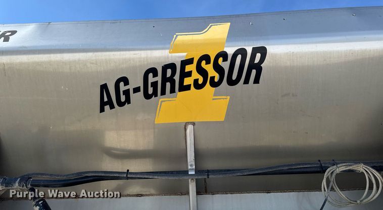 image for item DW2477 2001 International 2554 applicator truck