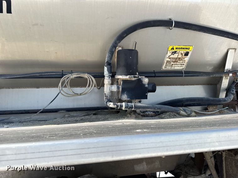 image for item DW2477 2001 International 2554 applicator truck