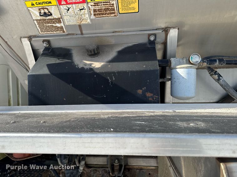 image for item DW2477 2001 International 2554 applicator truck