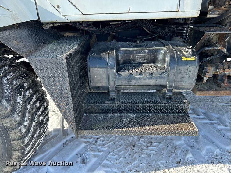 image for item DW2477 2001 International 2554 applicator truck