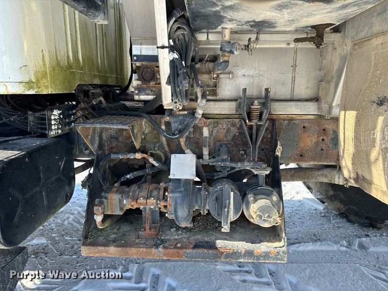 image for item DW2477 2001 International 2554 applicator truck