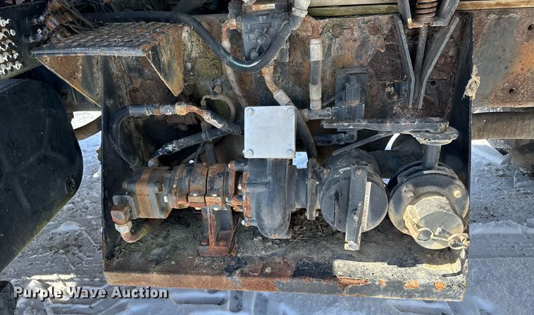 image for item DW2477 2001 International 2554 applicator truck