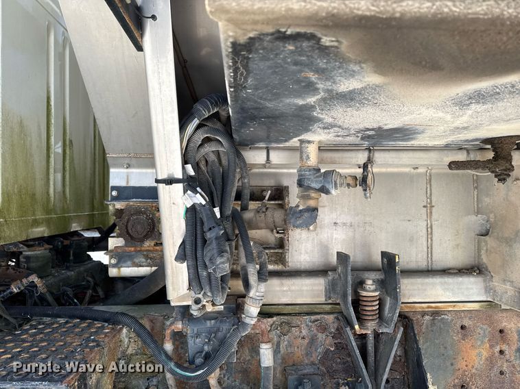 image for item DW2477 2001 International 2554 applicator truck