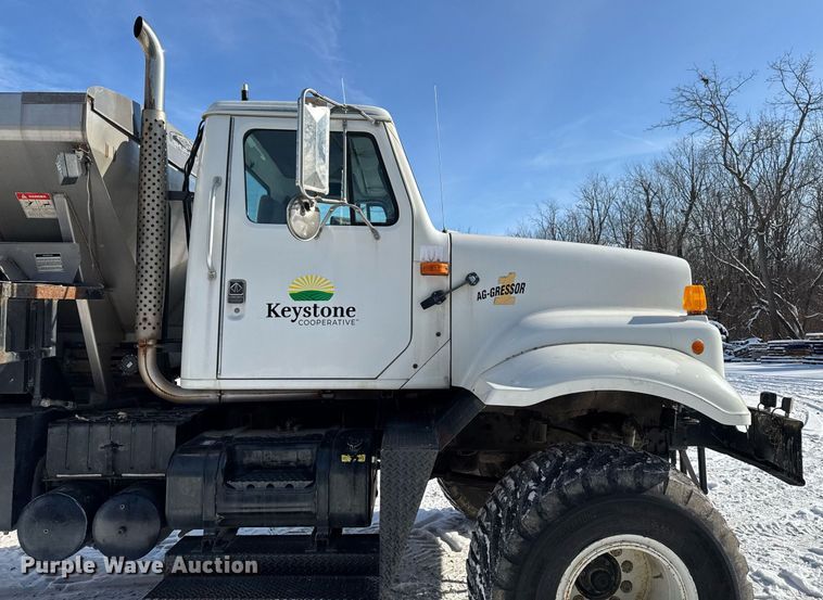 image for item DW2477 2001 International 2554 applicator truck