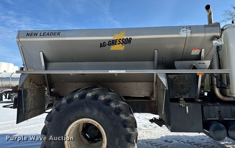 image for item DW2477 2001 International 2554 applicator truck