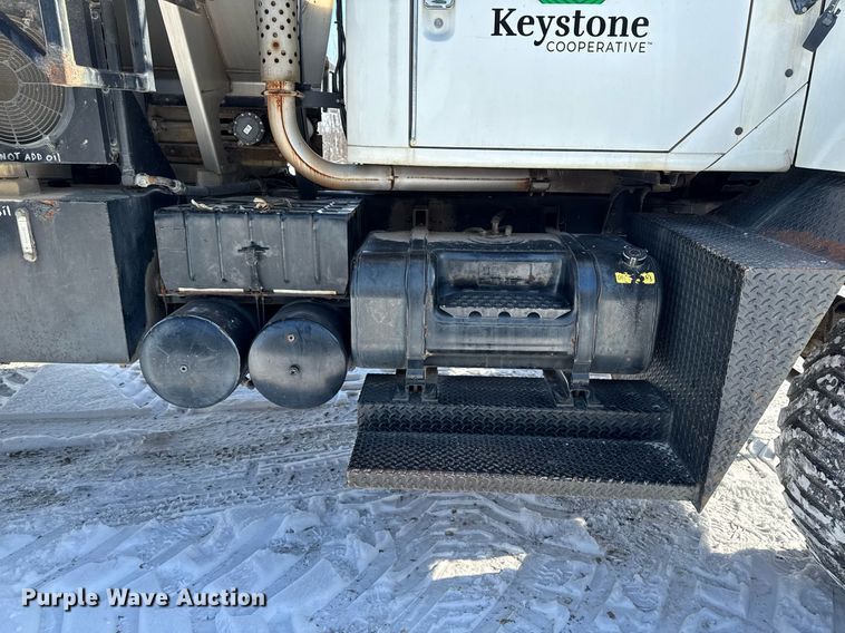 image for item DW2477 2001 International 2554 applicator truck