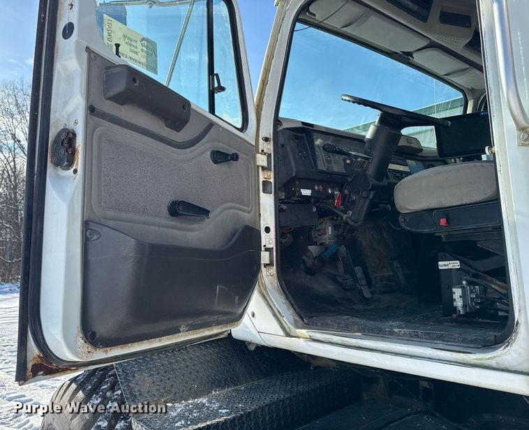 image for item DW2477 2001 International 2554 applicator truck