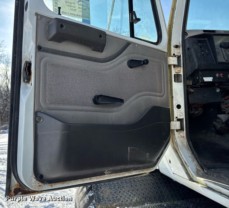 image for item DW2477 2001 International 2554 applicator truck