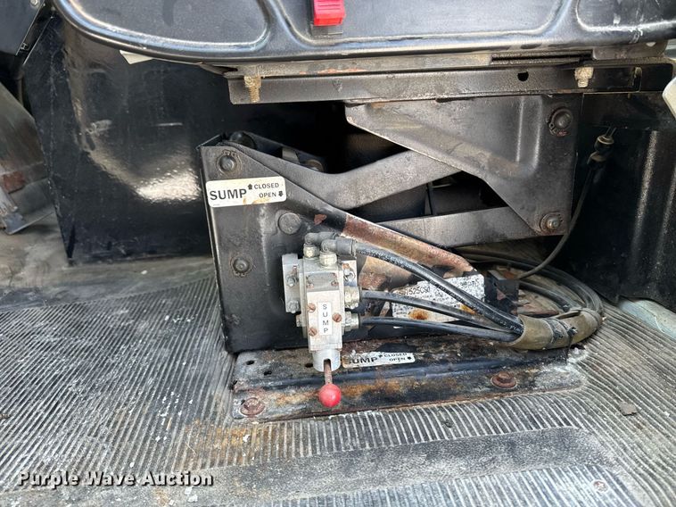 image for item DW2477 2001 International 2554 applicator truck