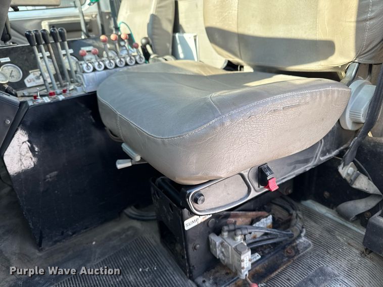 image for item DW2477 2001 International 2554 applicator truck