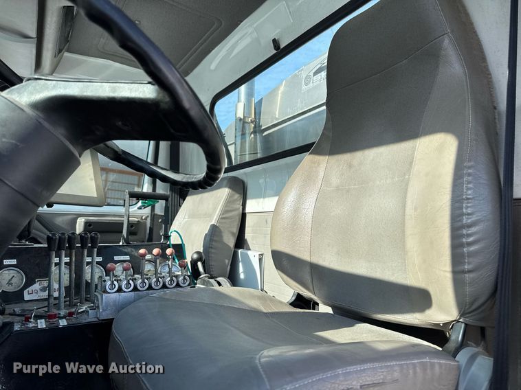 image for item DW2477 2001 International 2554 applicator truck