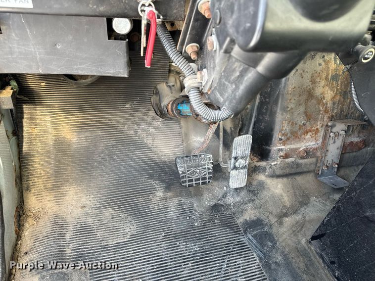 image for item DW2477 2001 International 2554 applicator truck