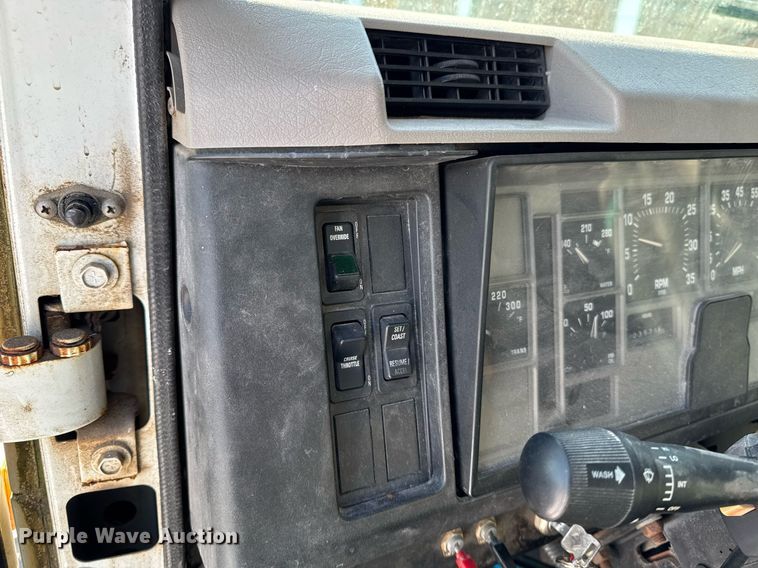 image for item DW2477 2001 International 2554 applicator truck