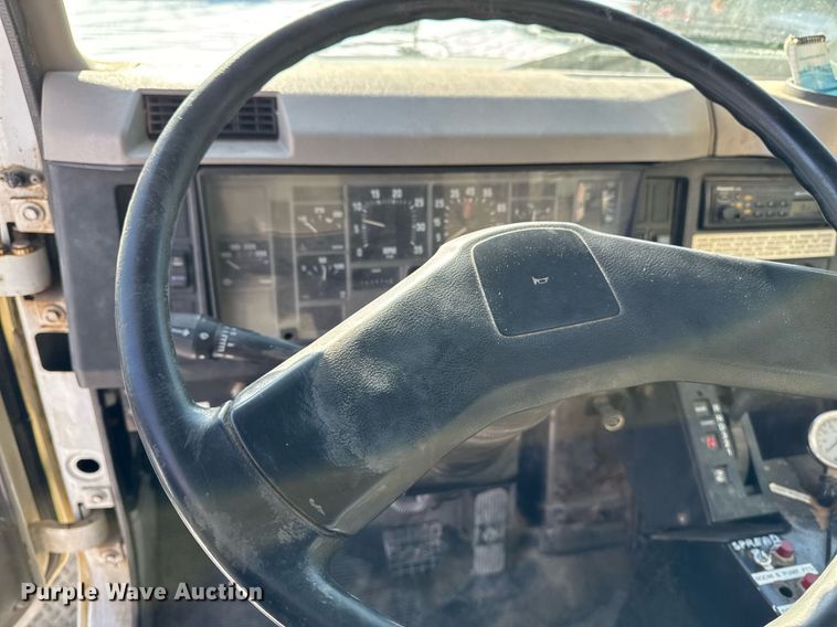 image for item DW2477 2001 International 2554 applicator truck