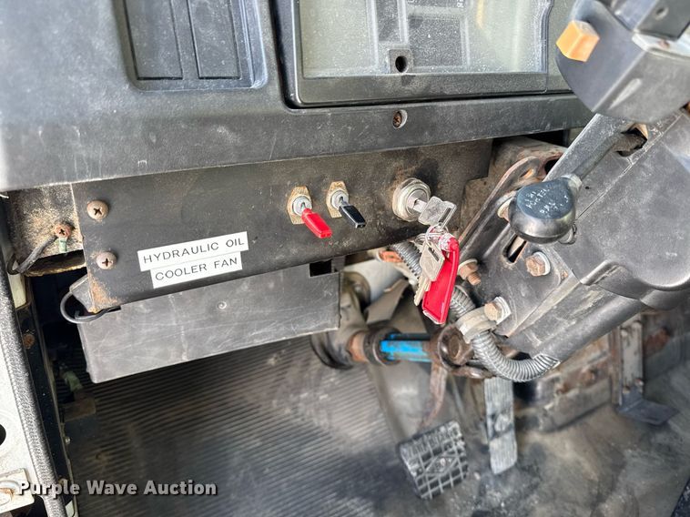 image for item DW2477 2001 International 2554 applicator truck