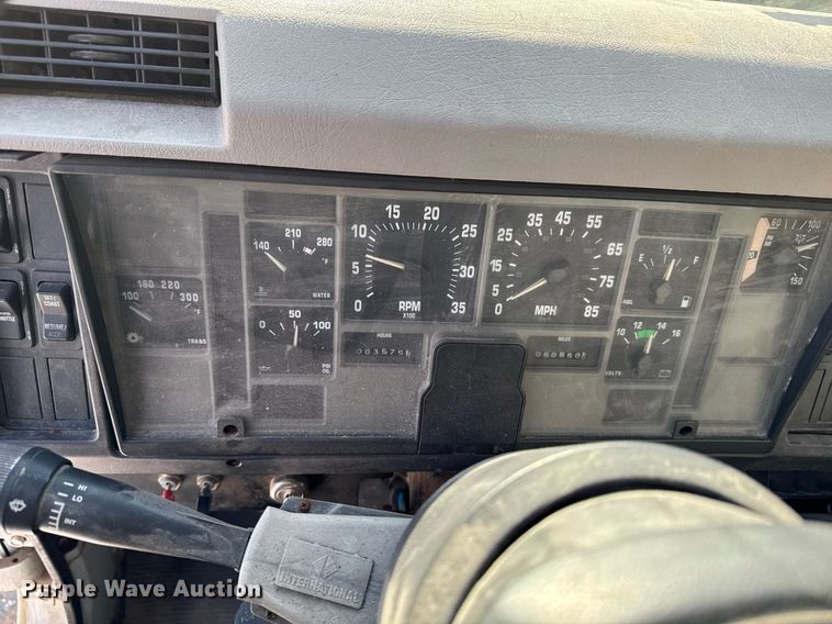 image for item DW2477 2001 International 2554 applicator truck