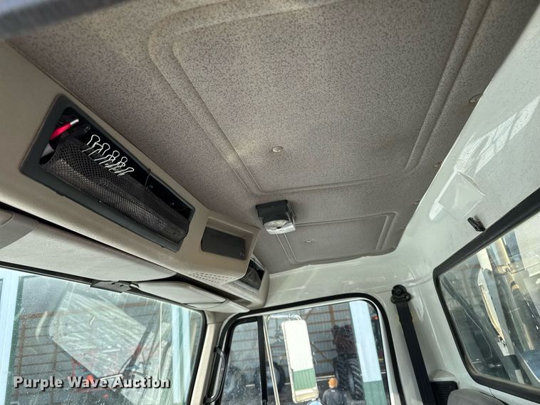 image for item DW2477 2001 International 2554 applicator truck