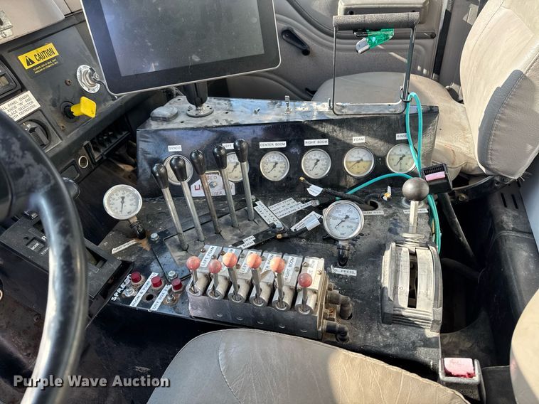 image for item DW2477 2001 International 2554 applicator truck