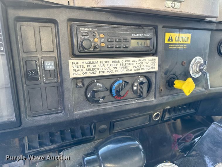 image for item DW2477 2001 International 2554 applicator truck