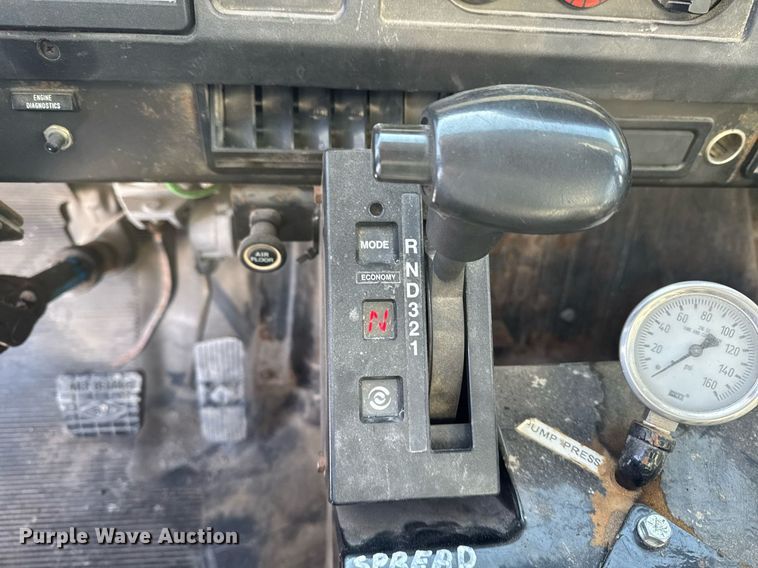 image for item DW2477 2001 International 2554 applicator truck