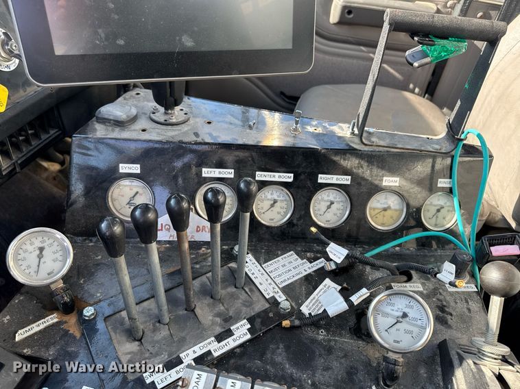 image for item DW2477 2001 International 2554 applicator truck