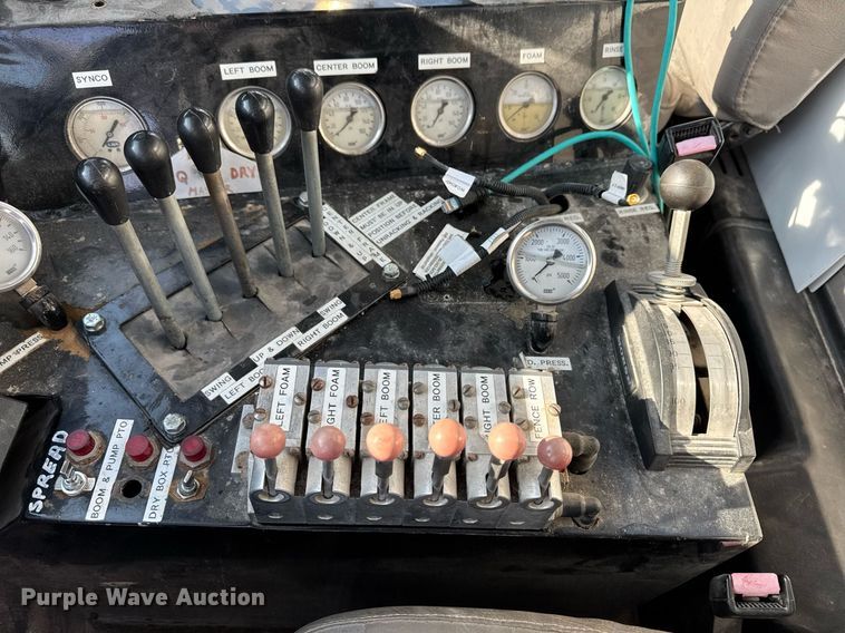 image for item DW2477 2001 International 2554 applicator truck