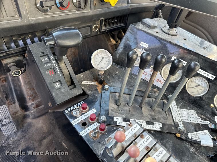 image for item DW2477 2001 International 2554 applicator truck