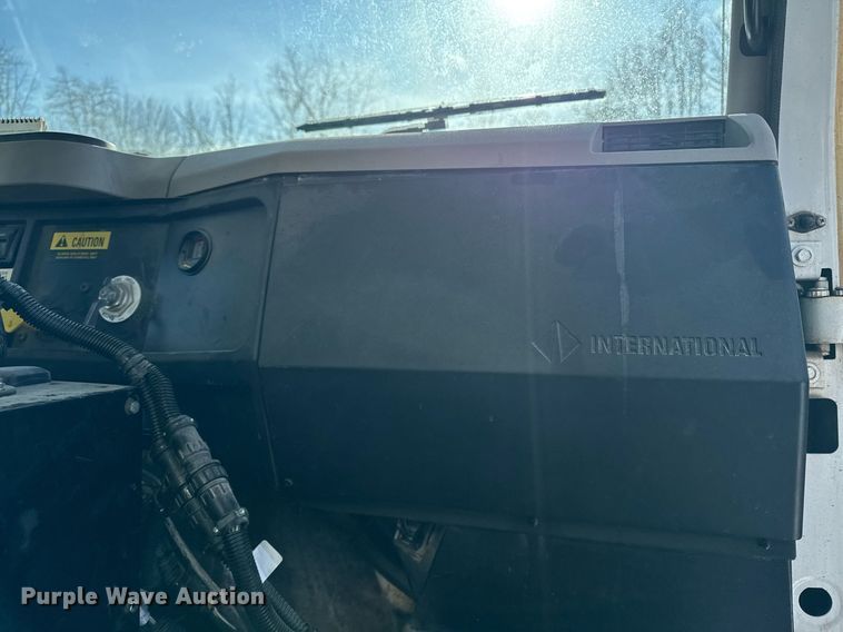 image for item DW2477 2001 International 2554 applicator truck