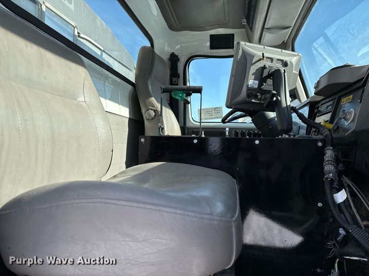 image for item DW2477 2001 International 2554 applicator truck