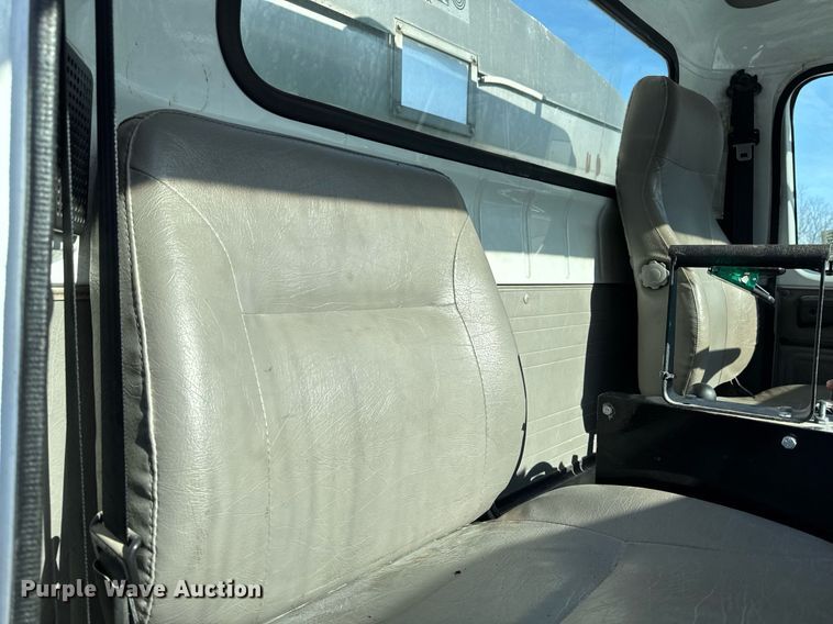 image for item DW2477 2001 International 2554 applicator truck