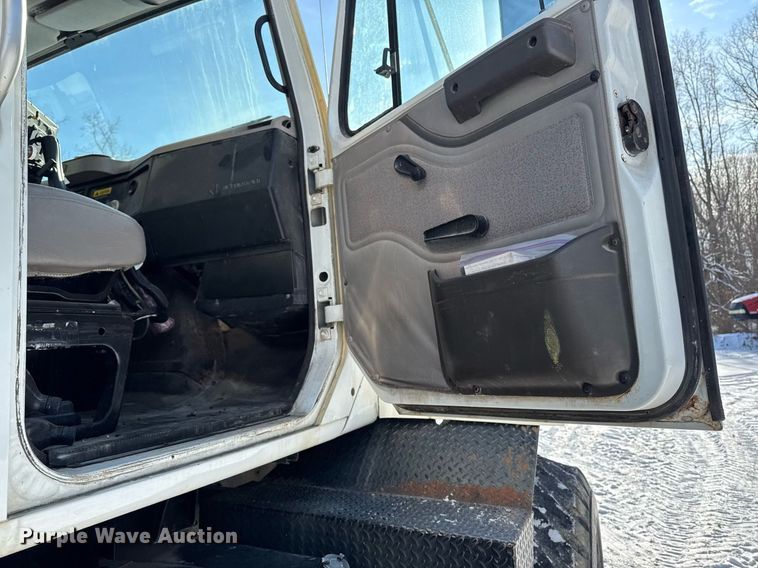 image for item DW2477 2001 International 2554 applicator truck