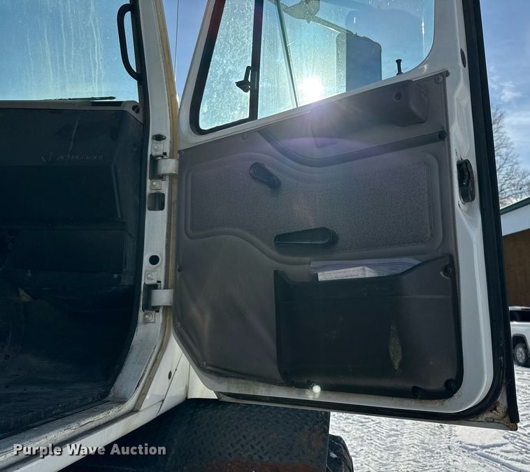 image for item DW2477 2001 International 2554 applicator truck