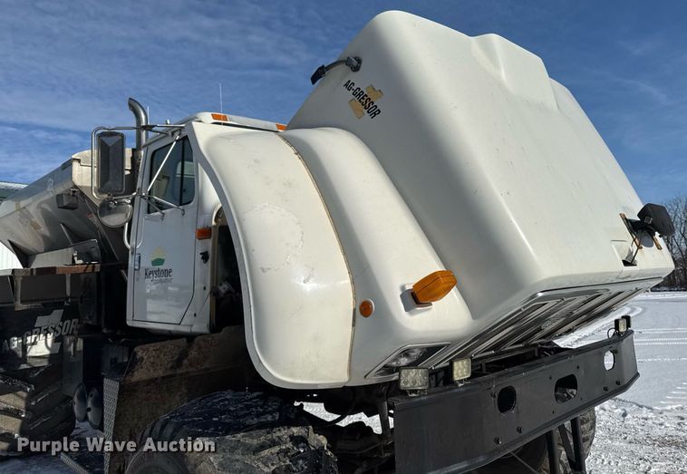 image for item DW2477 2001 International 2554 applicator truck