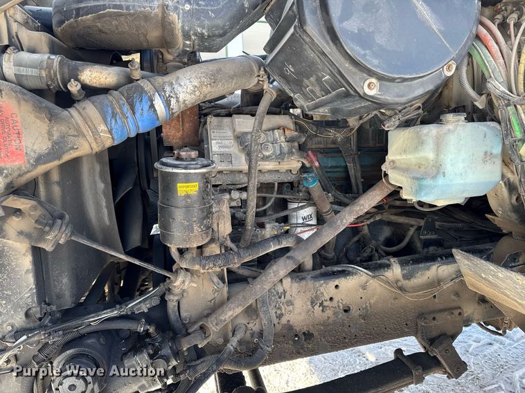 image for item DW2477 2001 International 2554 applicator truck