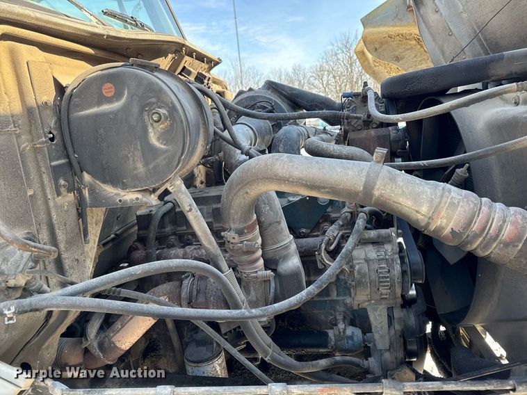 image for item DW2477 2001 International 2554 applicator truck