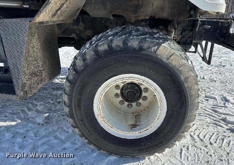 image for item DW2477 2001 International 2554 applicator truck