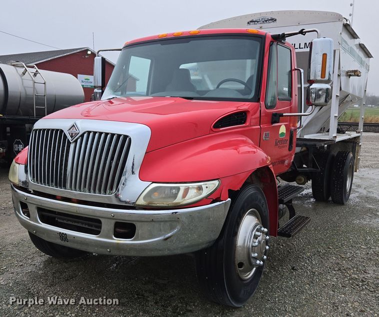 image for item DX1565 2007 International 4300 feed delivery truck