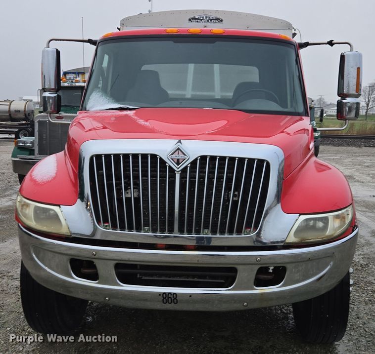 image for item DX1565 2007 International 4300 feed delivery truck