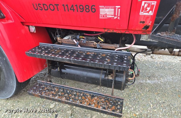 image for item DX1565 2007 International 4300 feed delivery truck