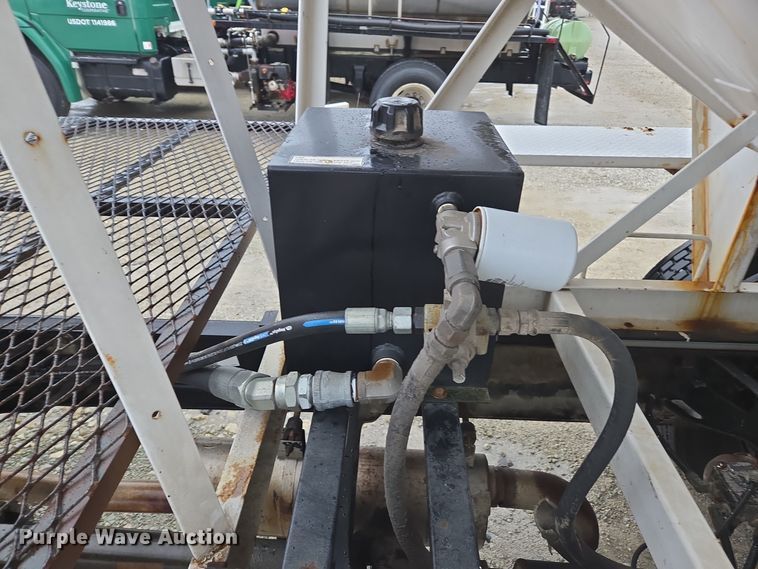 image for item DX1565 2007 International 4300 feed delivery truck