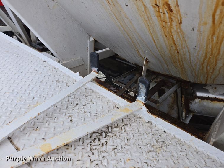 image for item DX1565 2007 International 4300 feed delivery truck