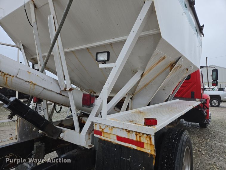 image for item DX1565 2007 International 4300 feed delivery truck