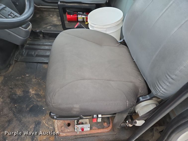 image for item DX1565 2007 International 4300 feed delivery truck