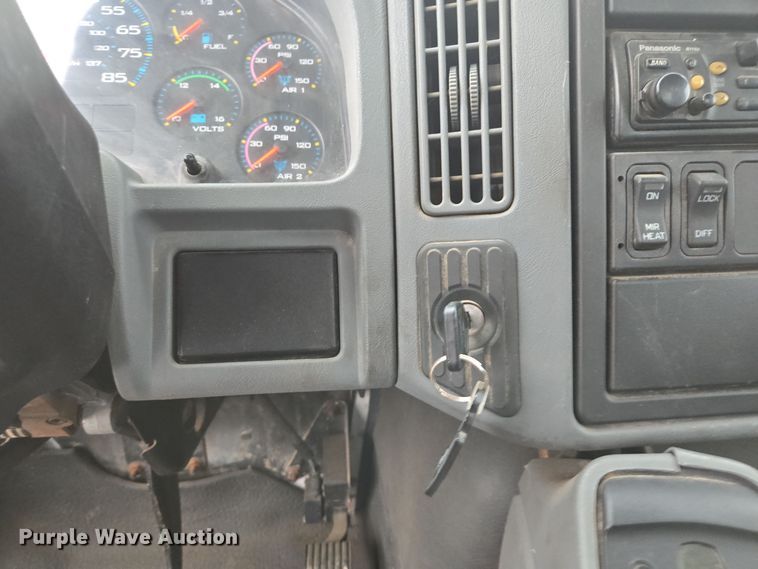 image for item DX1565 2007 International 4300 feed delivery truck